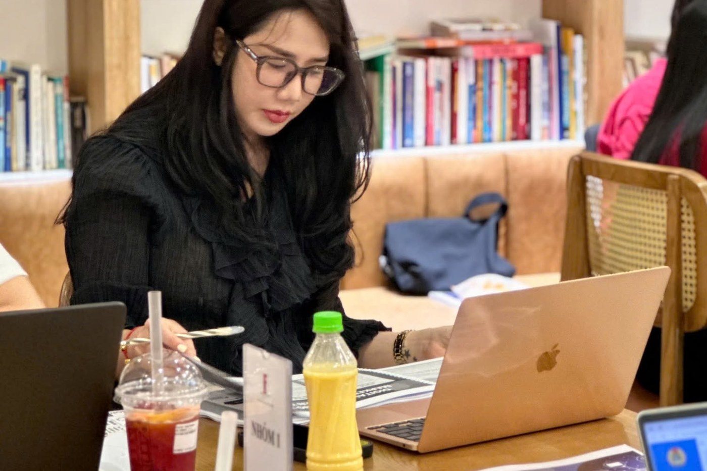 Marketing manager làm việc trên chiến dịch Digital